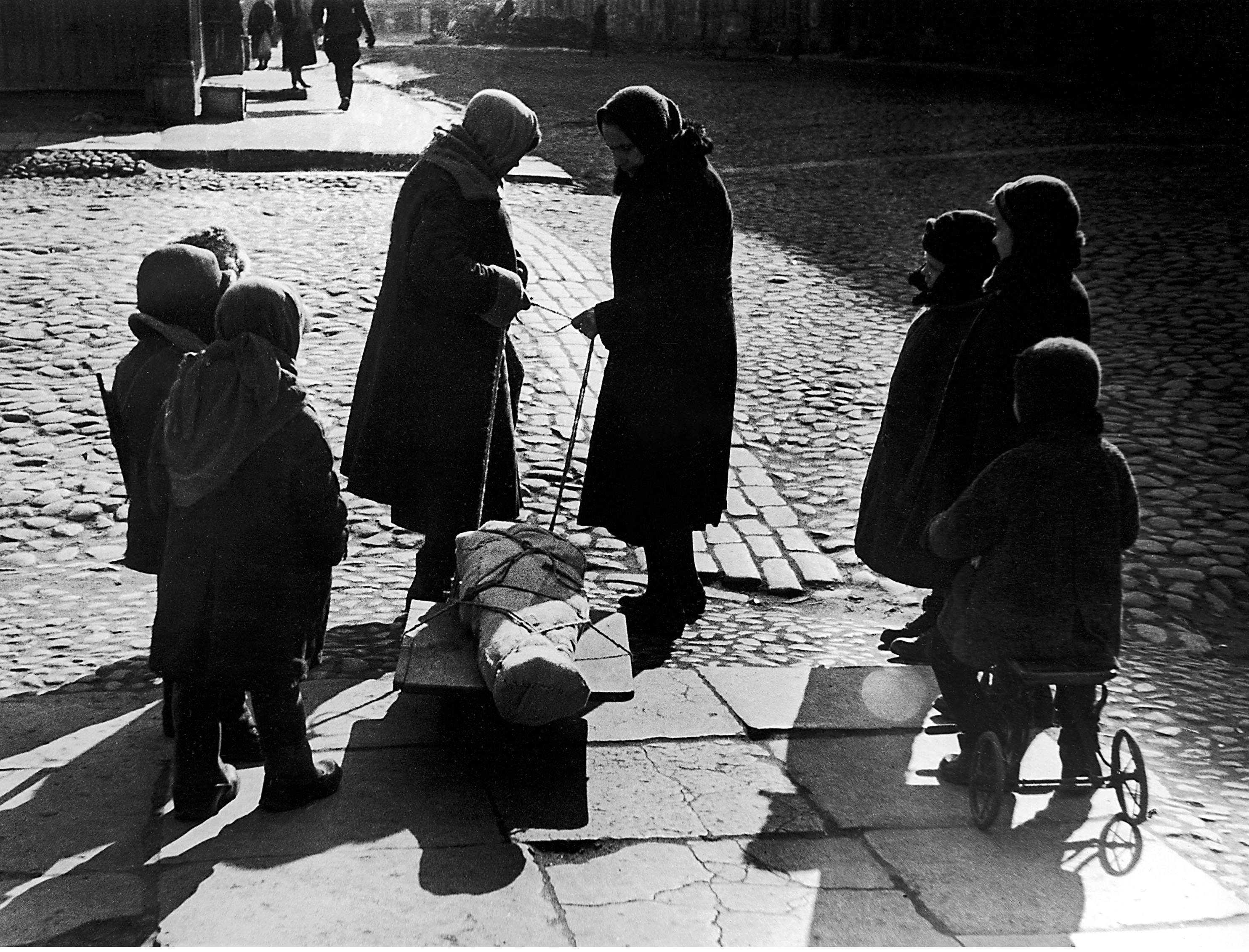 Courtesy of the Tsentralniy Gosudarstvenniy Arkhiv Kinofotofonodokumentov Sankt-Peterburga