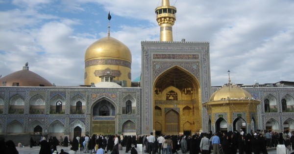 Reza Shrine in Mashhad, Iran, 2005 (Photo by Wikipedia user Iahsan)