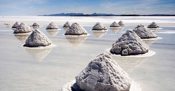 Salt mounds in Bolivia (Photo by Luca Galuzzi)