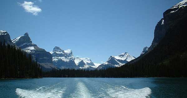 Maligne Lake, B.C. (Photo by Wikipedia user gerald.w)