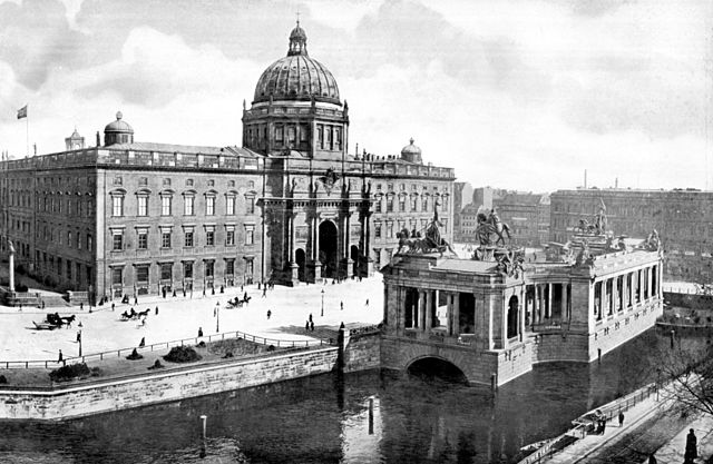 A view of the Berliner Stadtschloss around 1900, from Album von Berlin; Globus Verlag, Berlin 1904 (Wikimedia Commons)