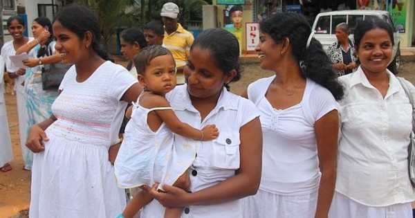Pregnant women in Sri Lanka (Photo by Peter van der Sluijs)