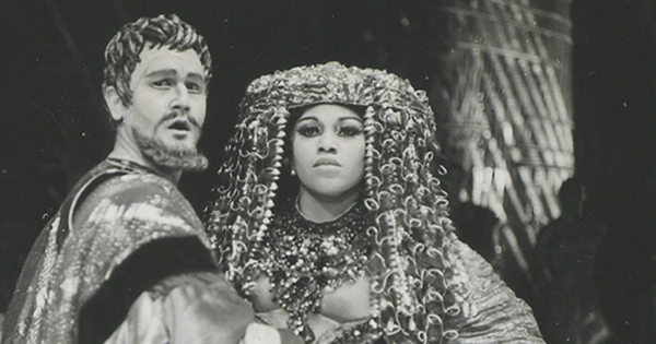 Barber predicted that with Antony and Cleopatra, there was “no danger of a neo-Aïda.” Zeffirelli’s production undermined that notion completely. (Justino Diaz and Leontyne Price/Louis Mélançon/Metropolitan Opera Archive)