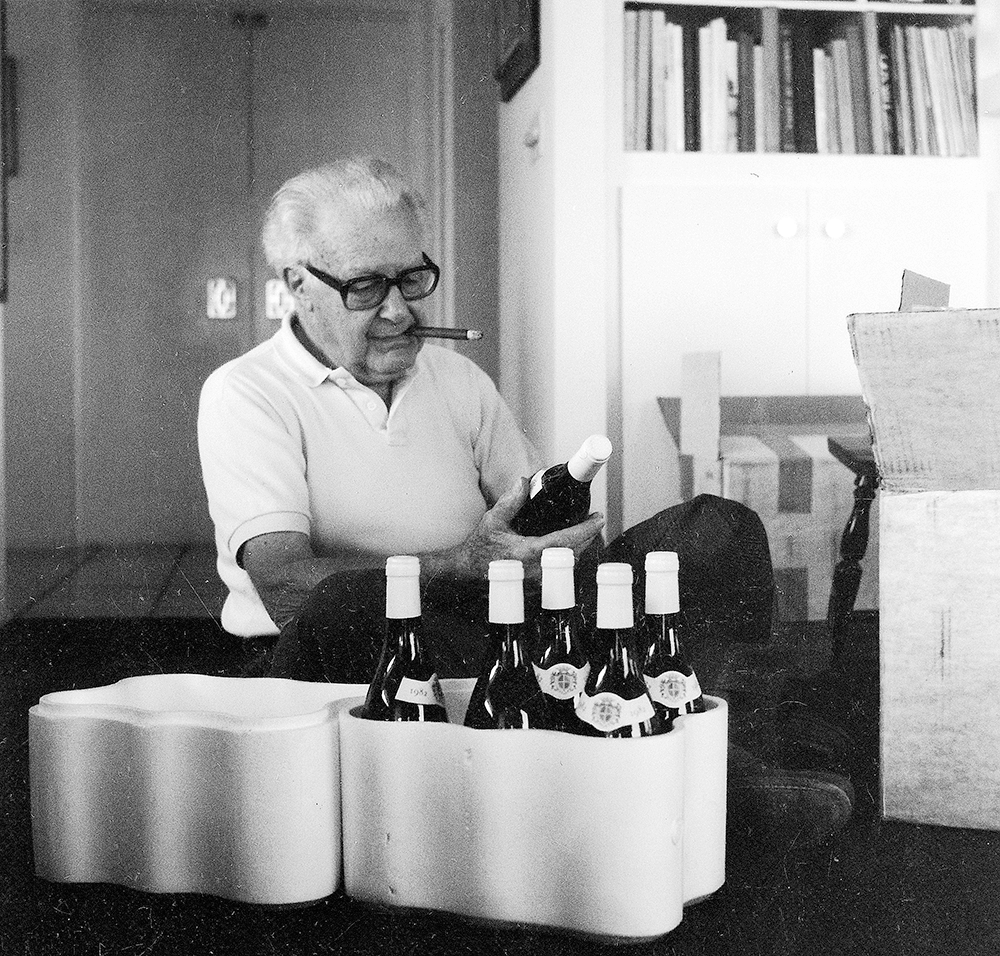 Clifton Fadiman opens a bottle of Burgundy, 1984 (image courtesy of the publisher).