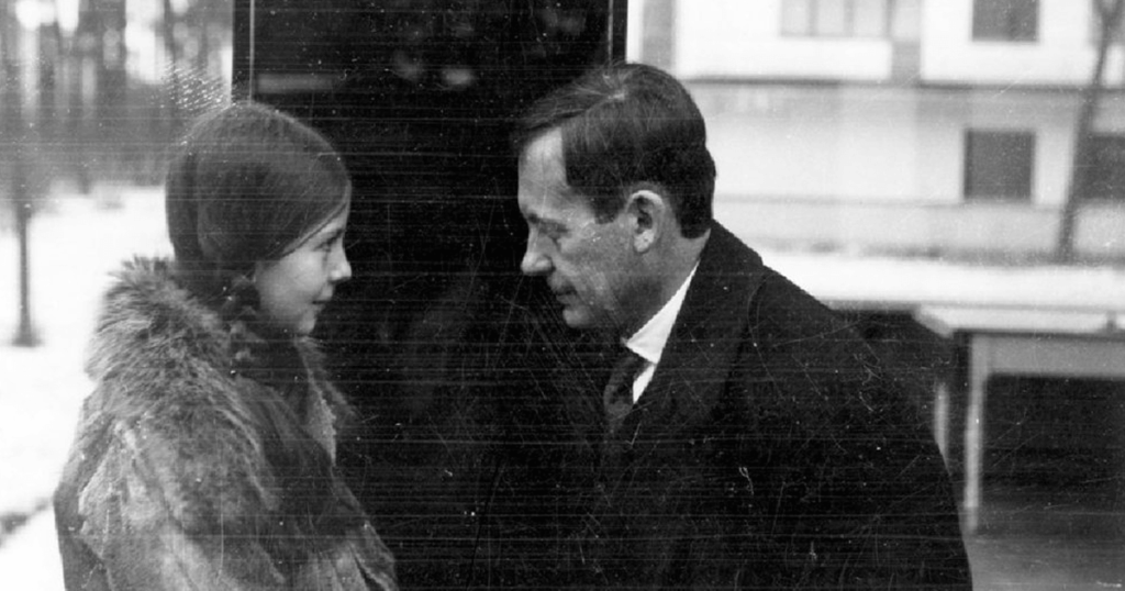 Manon Gropius with her father, Walter, on the  veranda of the Bauhaus  Meisterhaus in Dessau, 1927 (Ise Gropius/Bauhaus-Archiv Berlin)