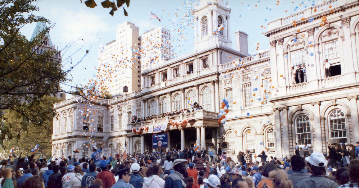 Mets fans gather outside of New York City Hall in October 1986 to celebrate the team's World Series Championship win. (RickDikeman/ Wikimedia Commons)