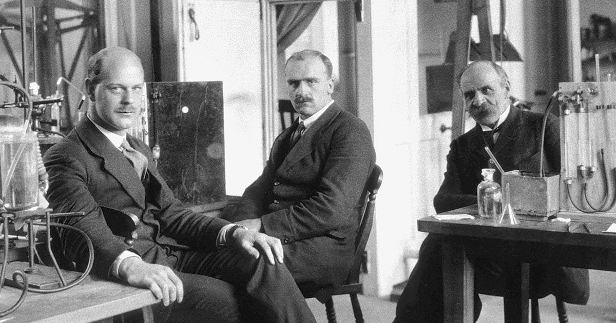 From left: J.B.S. Haldane; his father, J.S. Haldane; and their Oxford colleague H.W. Davies, in the laboratory, c. 1920 (Courtesy of the publisher)