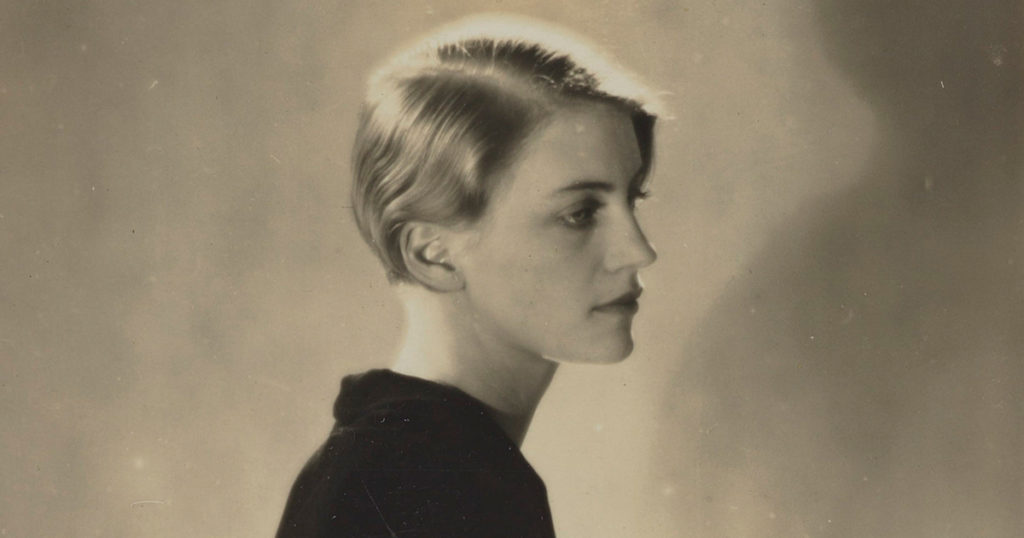 Model Lee Miller photographed by Man Ray, 1929 (Flickr/dou_ble_you)