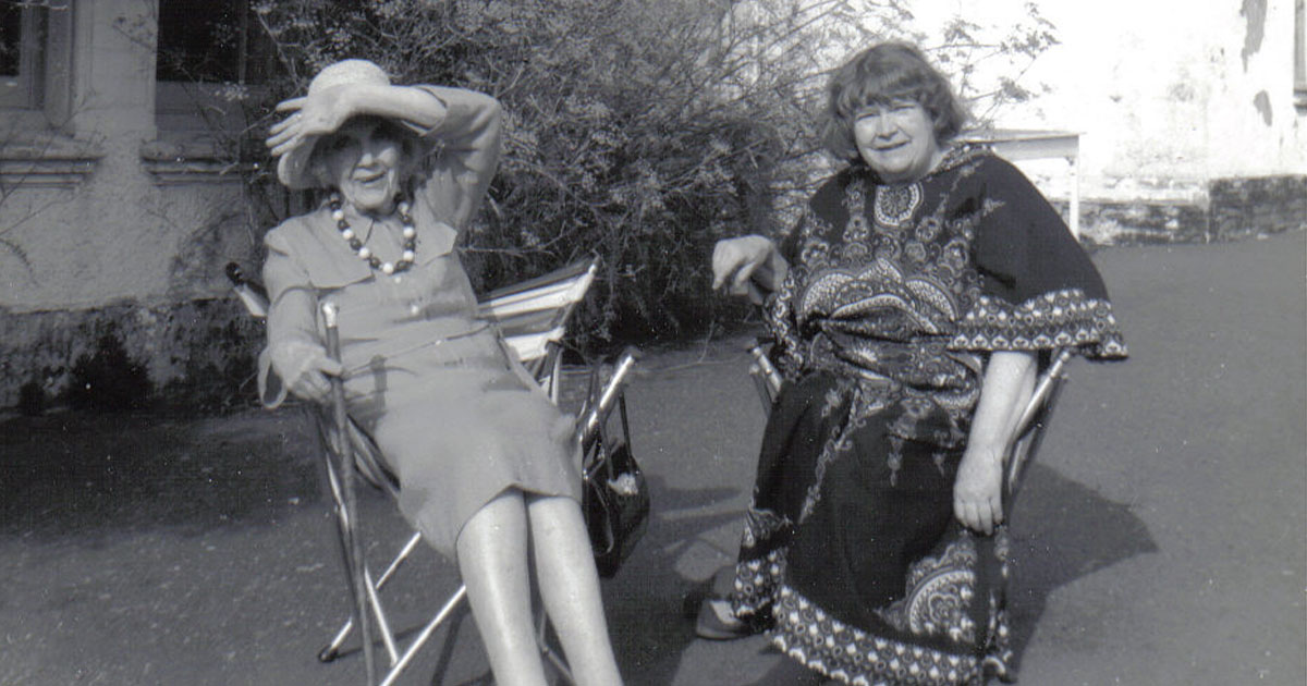 Jean Rhys, left, and Mollie Stoner, in the 1970s (Wikimedia Commons)