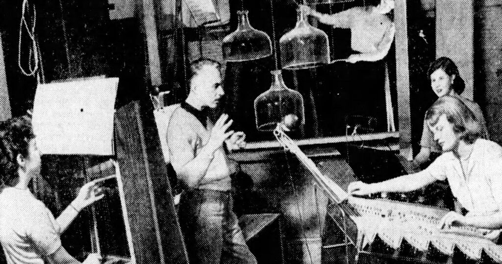 Harry Partch, center, directs four Mills College students, 1952 (The <em>San Francisco Examiner</em> via Wikimedia Commons)
